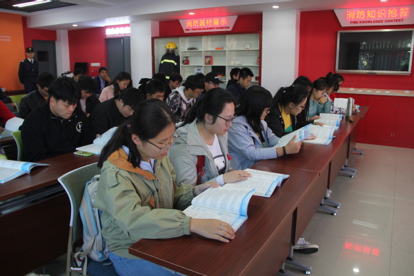 学生学习《大学生安全教育》手册   杨扬摄影