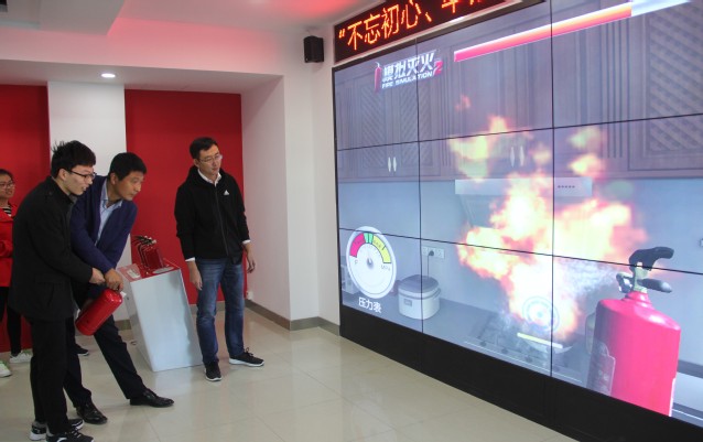 学生使用电子灭火器灭火演练   杨扬摄影