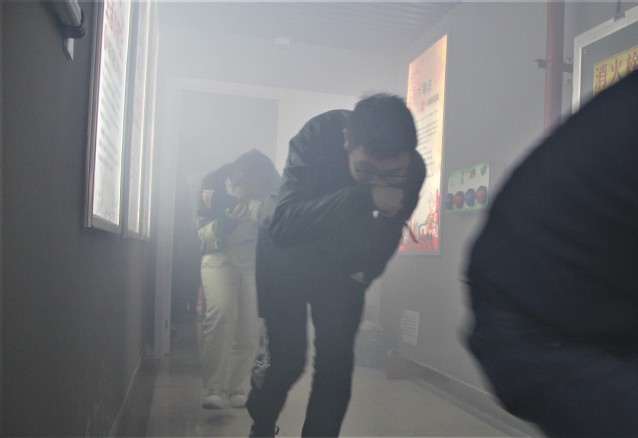 学生进行安全疏散演习   杨扬摄影