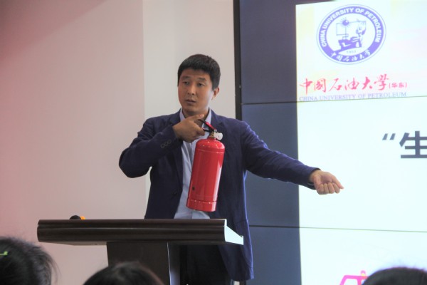 石鹏飞指导学生使用灭火器   杨扬摄影