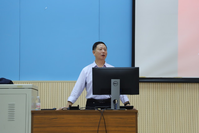 张荣华教授作主题宣讲 陈格菲摄影 张荣华教授作主题宣讲 陈格菲摄影