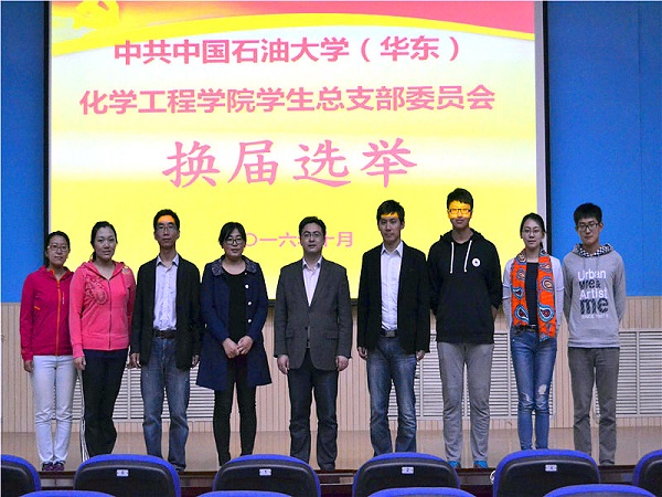 新一届学生党总支委员会委员合影 王永鑫摄影 新一届学生党总支委员会委员合影 王永鑫摄影