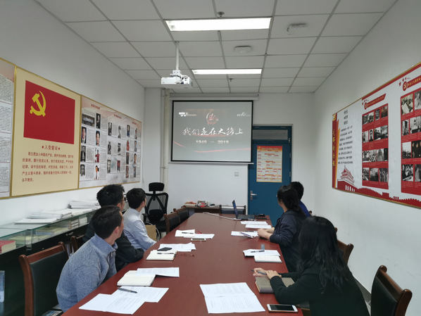 共同观看大型文献专题片《我们走在大路上》 秦政摄影