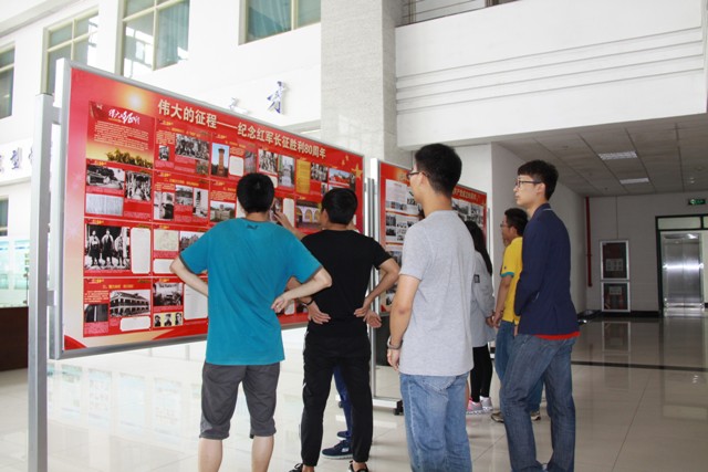 学院师生参观《伟大的征程》主题展板 摄影魏孟吉 学院师生参观《伟大的征程》主题展板 摄影魏孟吉