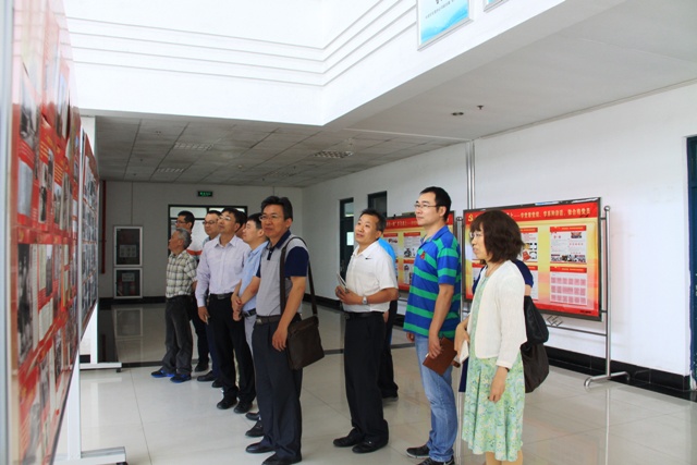 学院教师参观《光辉历程,伟大成就》主题展板 摄影魏孟吉 学院教师参观《光辉历程,伟大成就》主题展板 摄影魏孟吉