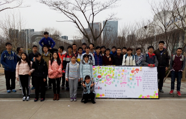 团日活动后大家合影留念 团日活动后大家合影留念