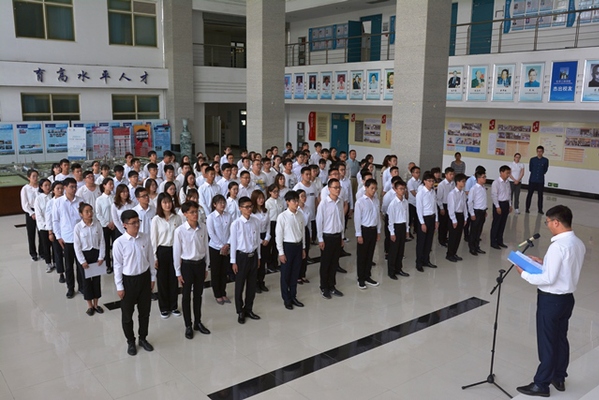 新党员代表赵洪飞发言 吴拨摄影.JPG