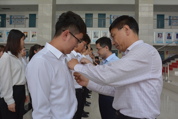 为新党员佩戴党徽 吴拨摄影.JPG