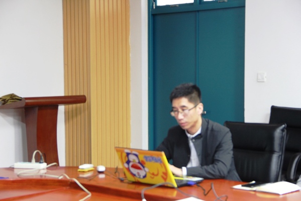 学院团委书记郭孟分析研究生情况   曹明秀摄影