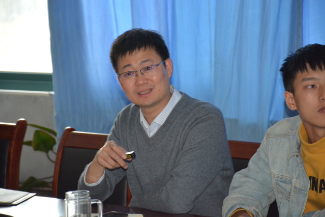 学院副院长刘东为班级讲党课 苏淑仪摄影