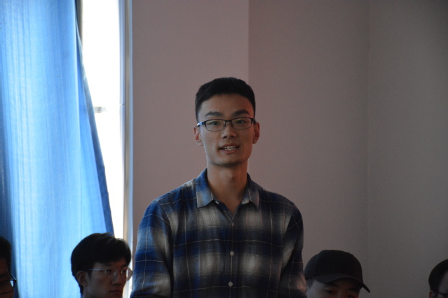 学生代表发言 苏淑仪摄影