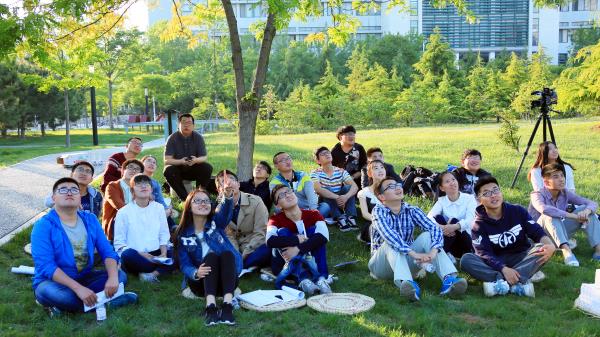 师生共赏月亮 师生共赏月亮