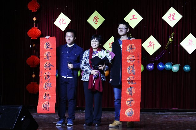 学生为山校长献春联 李博一摄影 学生为山校长献春联 李博一摄影