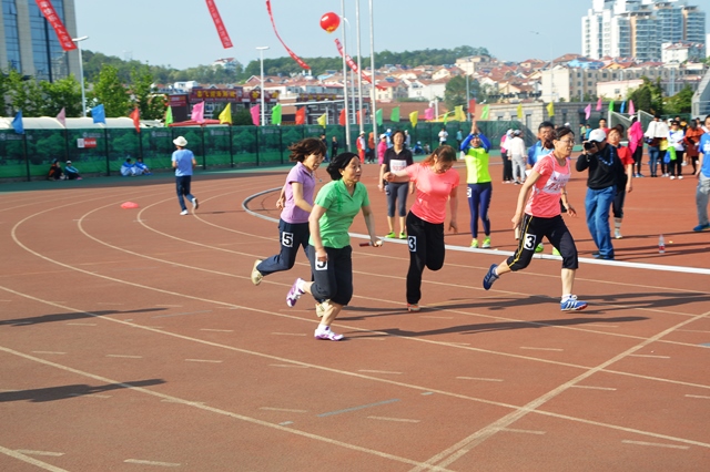 教工女子甲组接力 魏孟吉摄影