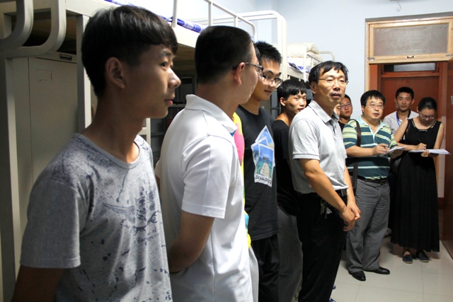 学院领导深入宿舍看望新生 学院领导深入宿舍看望新生