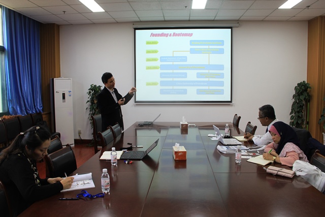 黄方介绍学校和学院情况 魏孟吉摄影 黄方介绍学校和学院情况 魏孟吉摄影