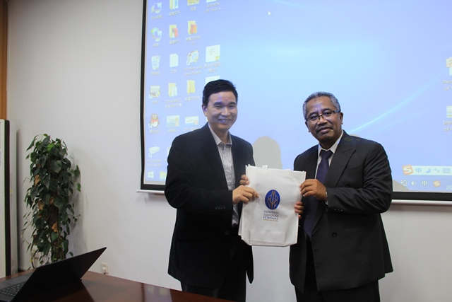 双方互赠礼品 李月摄影 双方互赠礼品 李月摄影