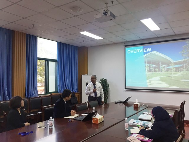 Hilmi Mukhtar博士介绍马来西亚国油大学工程学院情况 杨一帆摄影 Hilmi Mukhtar博士介绍马来西亚国油大学工程学院情况 杨一帆摄影
