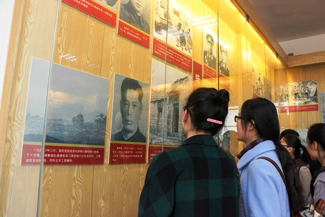 学习先烈英雄事迹 刘冰摄影