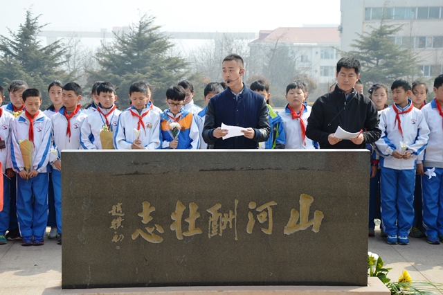 黄岛油库祭奠  梁宇哲摄影
