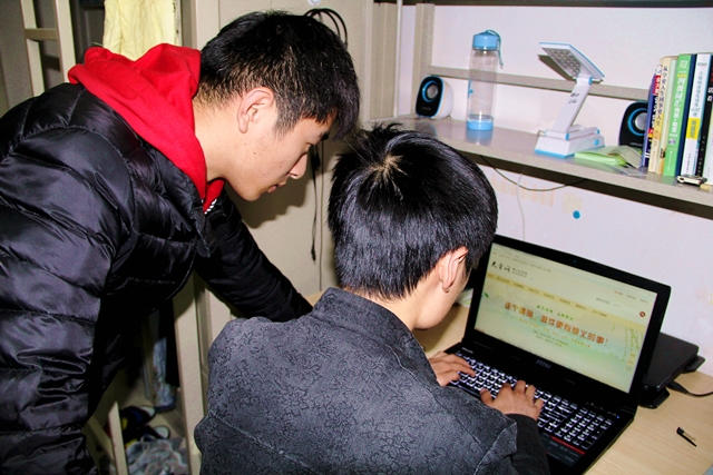 学生在宿舍进行网上扫墓  赵明超摄影