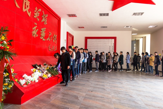 献花祭英烈  刘冰摄影