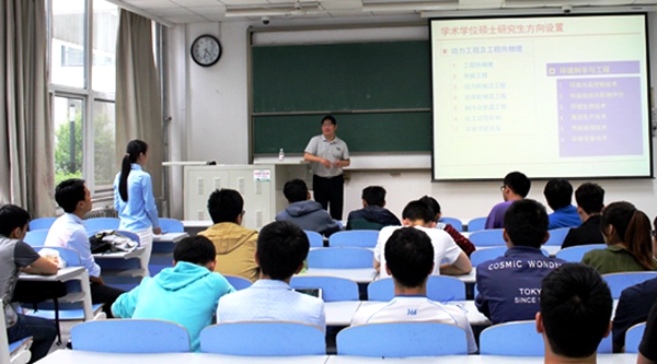 学生与教授互动 杨晓莹摄影 学生与教授互动 杨晓莹摄影