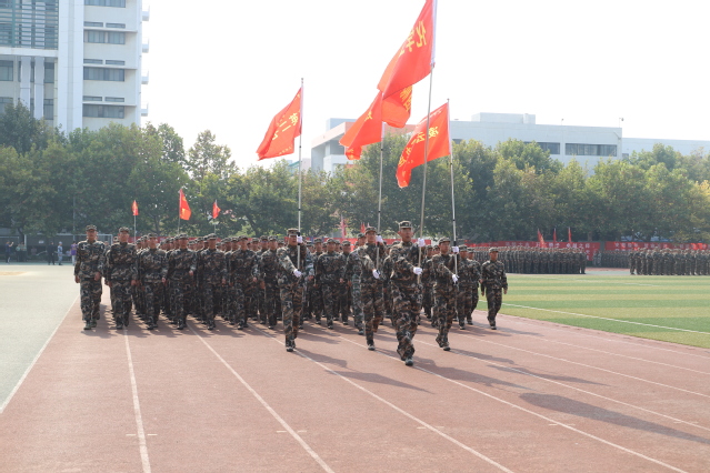学院军训团掠影  杨意摄影