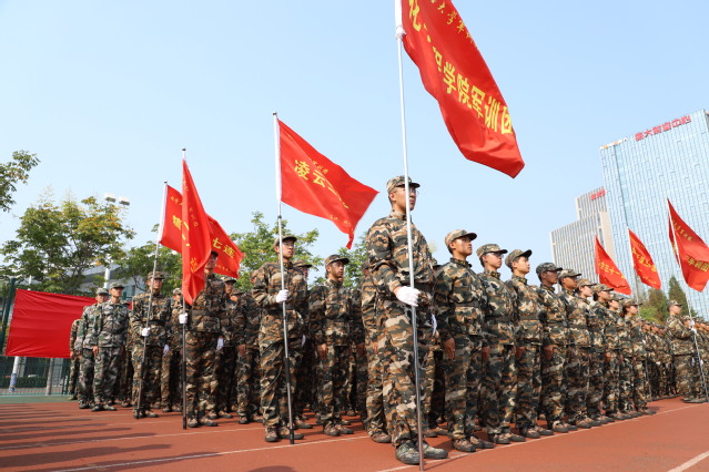 学院军训团严阵以待   曹明秀摄影.JPG