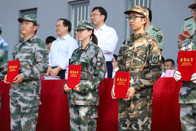 辅导员薛慧作为代表上台领奖   曹明秀摄影