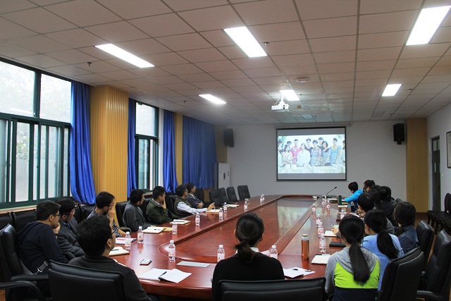 与会人员共同观看学院宣传片 魏孟吉摄影