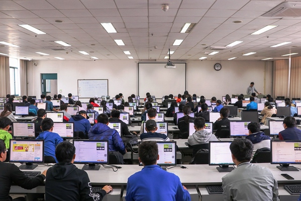 学院组织考试 李博一摄 