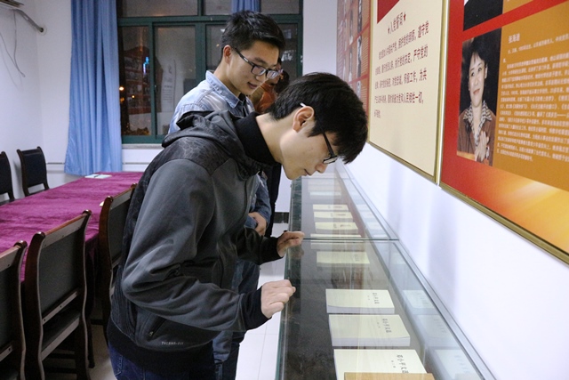 学生浏览珍贵书籍 魏孟吉摄影