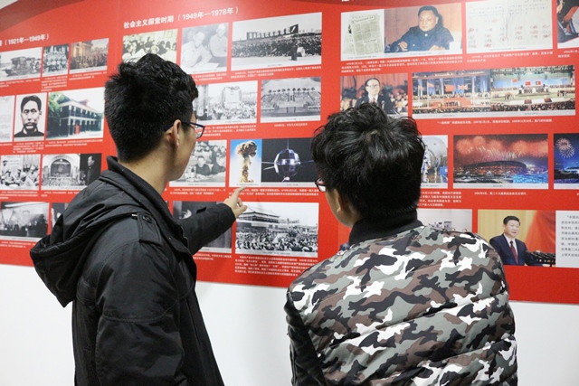 学生参观党史回顾图片展 魏孟吉摄影