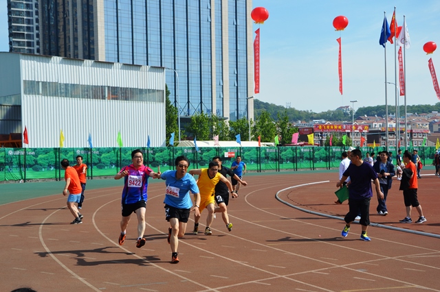 二级领导干部接力 魏孟吉摄影