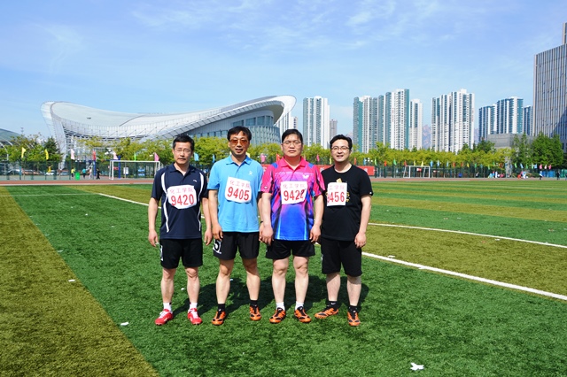 二级领导干部接力合影 魏孟吉摄影