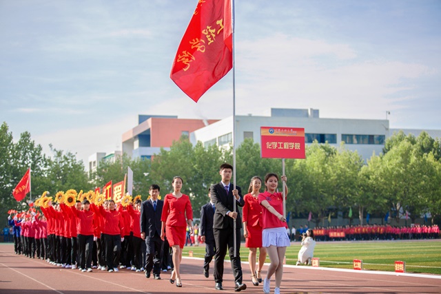 学院方队 石忠明摄影