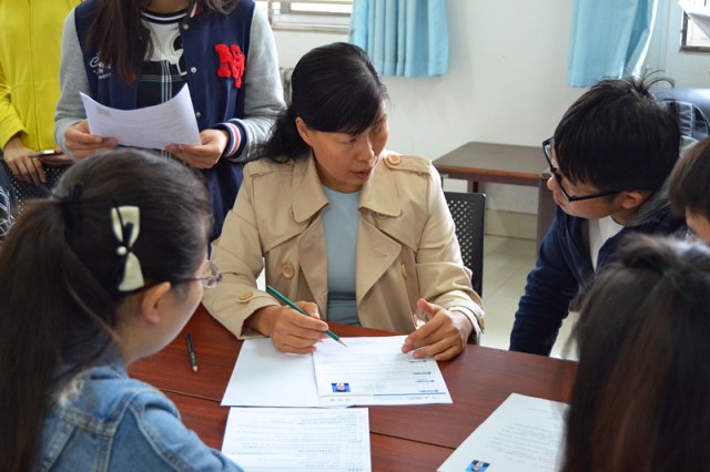 袁爱军老师指导学生修改简历 胡超杰摄影 袁爱军老师指导学生修改简历 胡超杰摄影