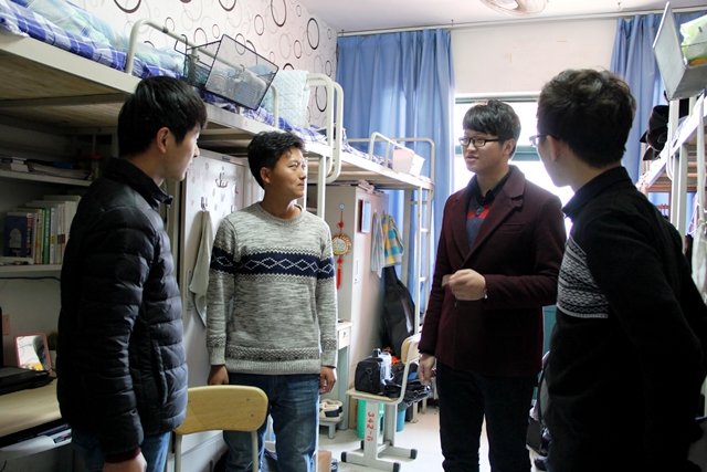 辅导员到宿舍了解学生情况 辅导员到宿舍了解学生情况