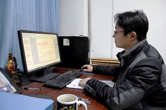 化工系教师在认真备课 化工系教师在认真备课