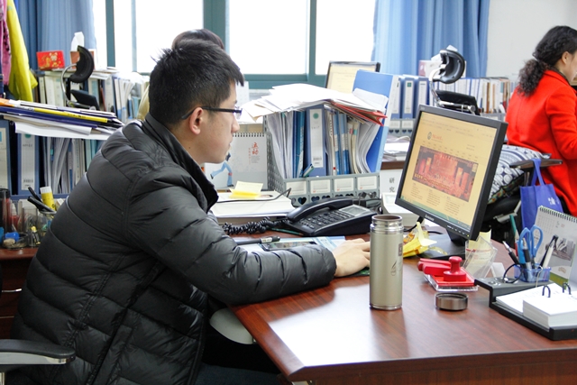 教学办的老师们正在专心办公 教学办的老师们正在专心办公