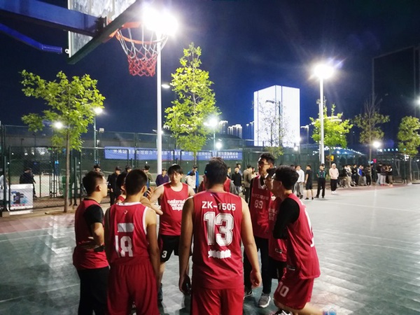 商讨对策 巩雨摄影