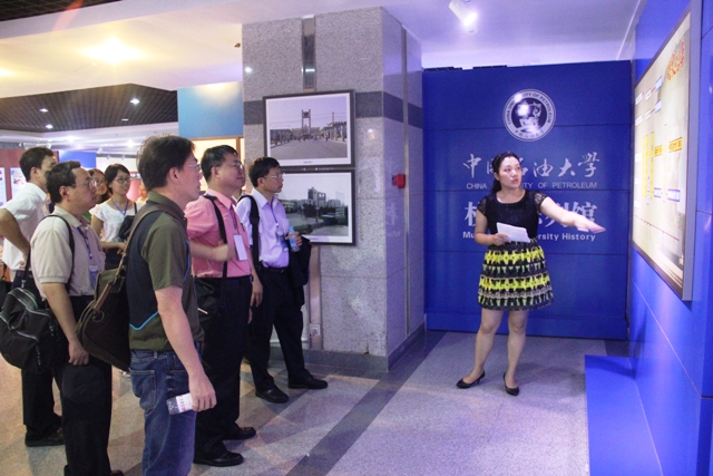 参观校史陈列馆 参观校史陈列馆