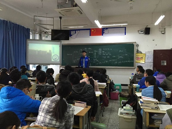 学院学生在重庆朝阳中学进行宣讲 学院学生在重庆朝阳中学进行宣讲