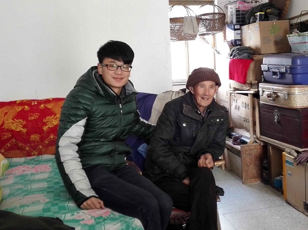 学院学生到敬老院看望老人 学院学生到敬老院看望老人