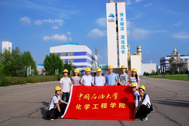 先锋队在乌审旗博源化工合影 赵明超摄影 先锋队在乌审旗博源化工合影 赵明超摄影