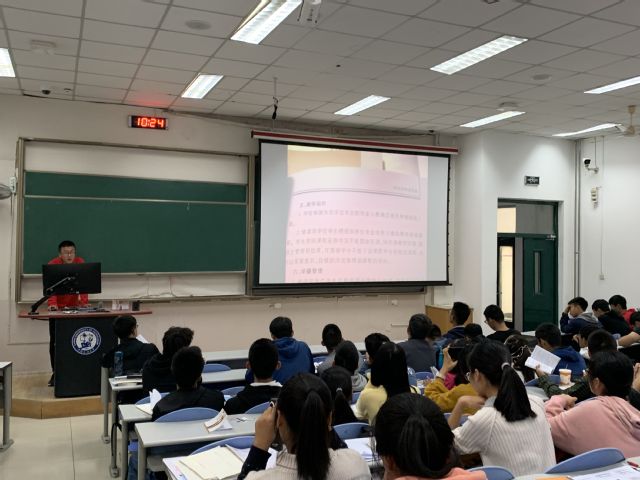 学生认真阅读学生手册