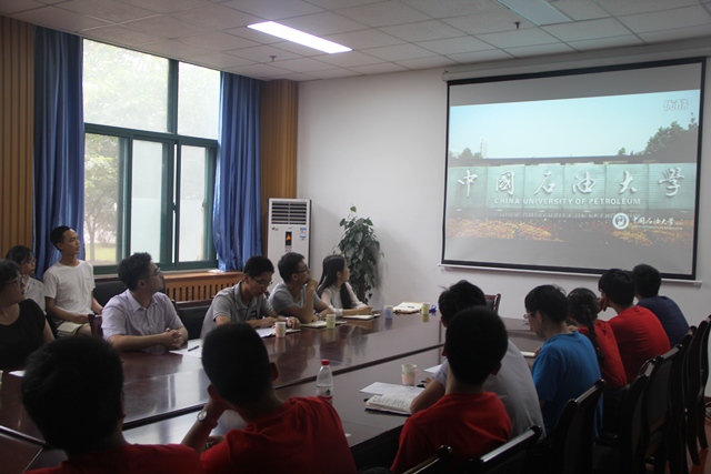 共同观看学校宣传片  魏孟吉摄影