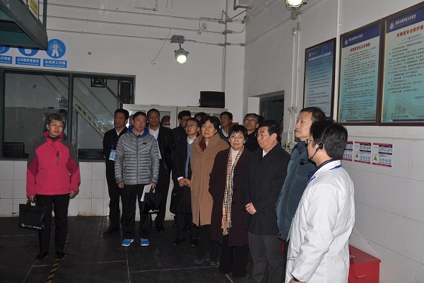 为与会代表介绍装置工艺流程及化工安全教育应用情况 为与会代表介绍装置工艺流程及化工安全教育应用情况