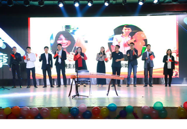 辅导员老师献唱《我和我的祖国》 李国梁摄影